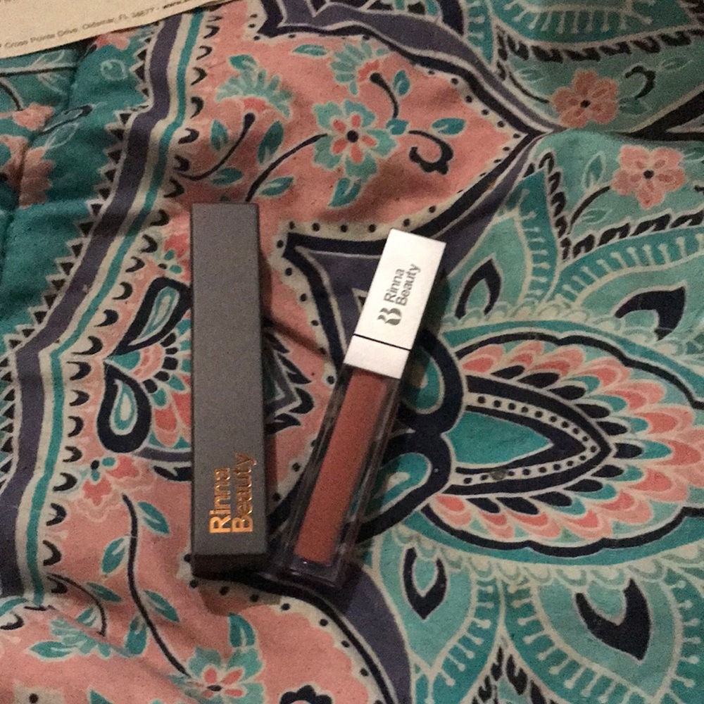 Icon Collection Lip Gloss in Guilty Pleasure New/opened only for picture
